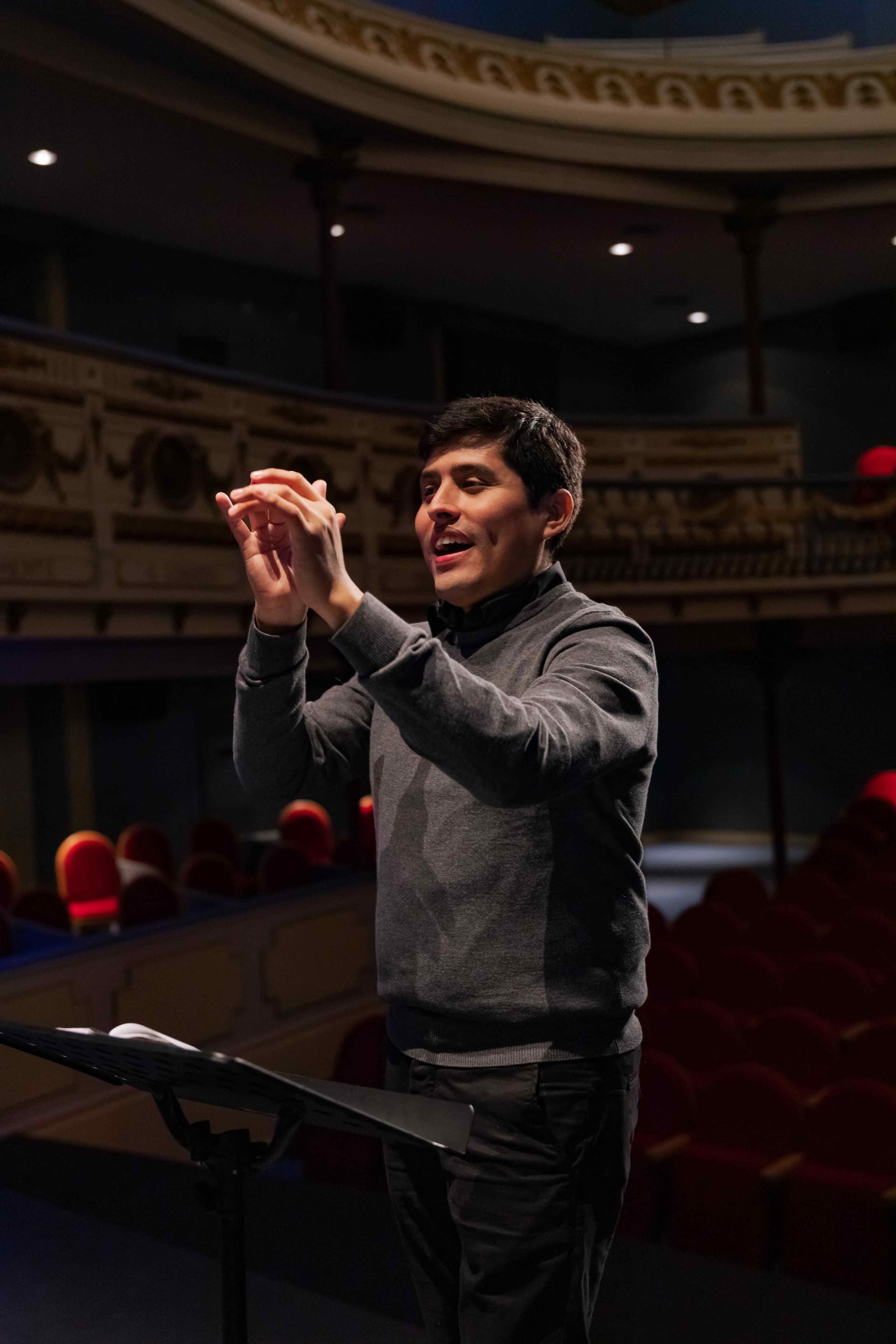 Regente do CANTVS no teatro